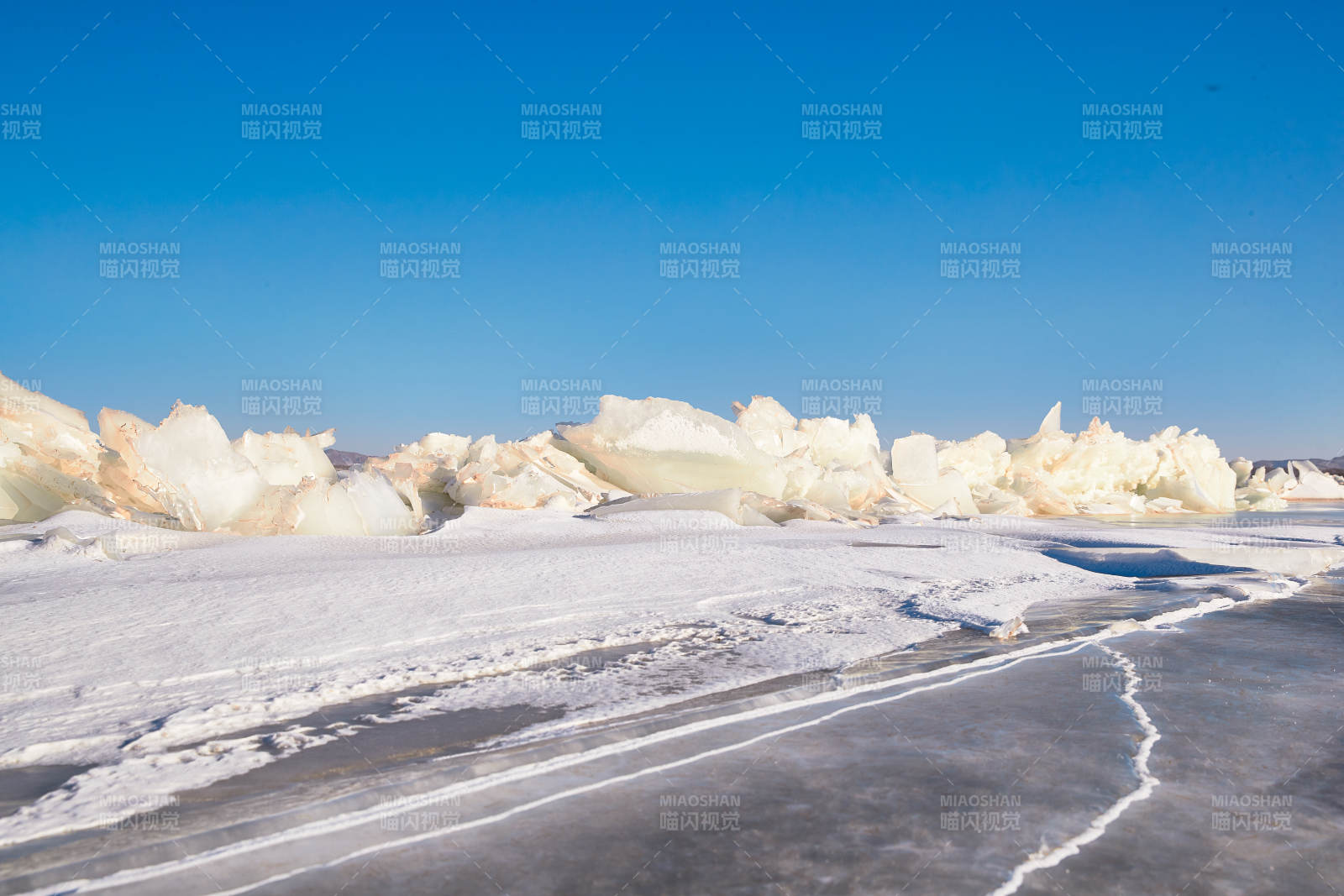 中国河北省张家口沽源县库伦淖冬季湖面冰裂景观图片