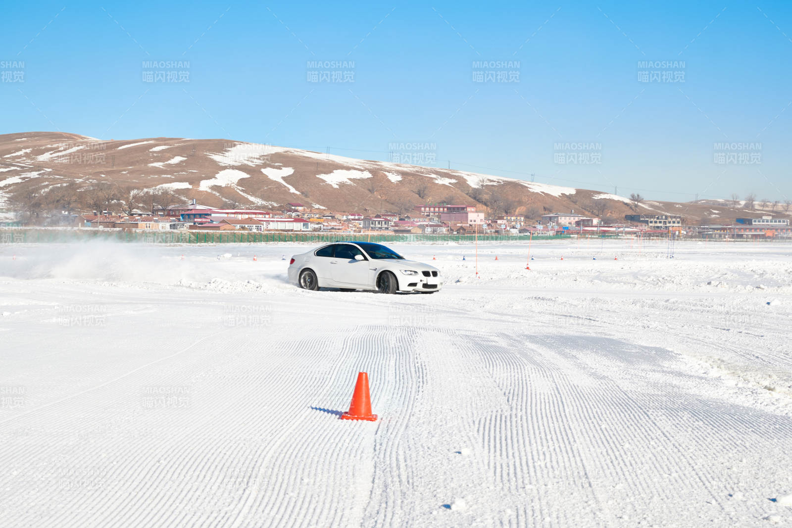 在冰冻的湖面进行的汽车冰上漂移赛图片