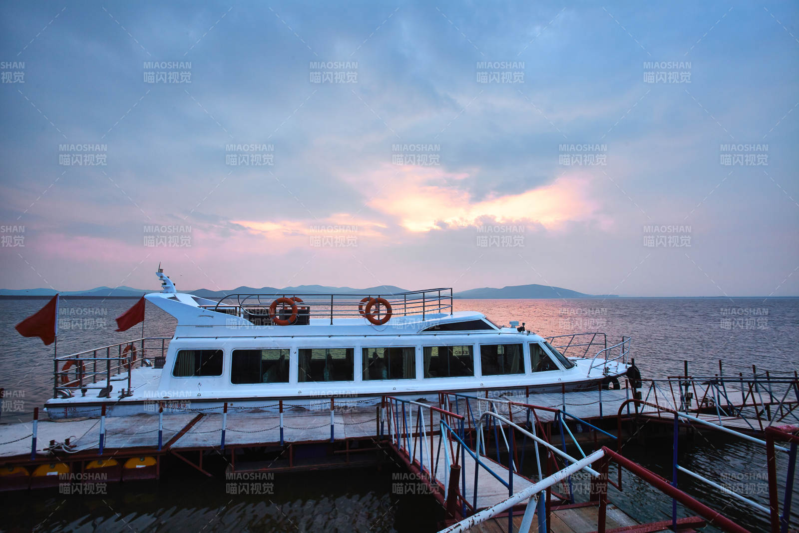 中国河北省张家口地区沽源县闪电湖景区夏天图片