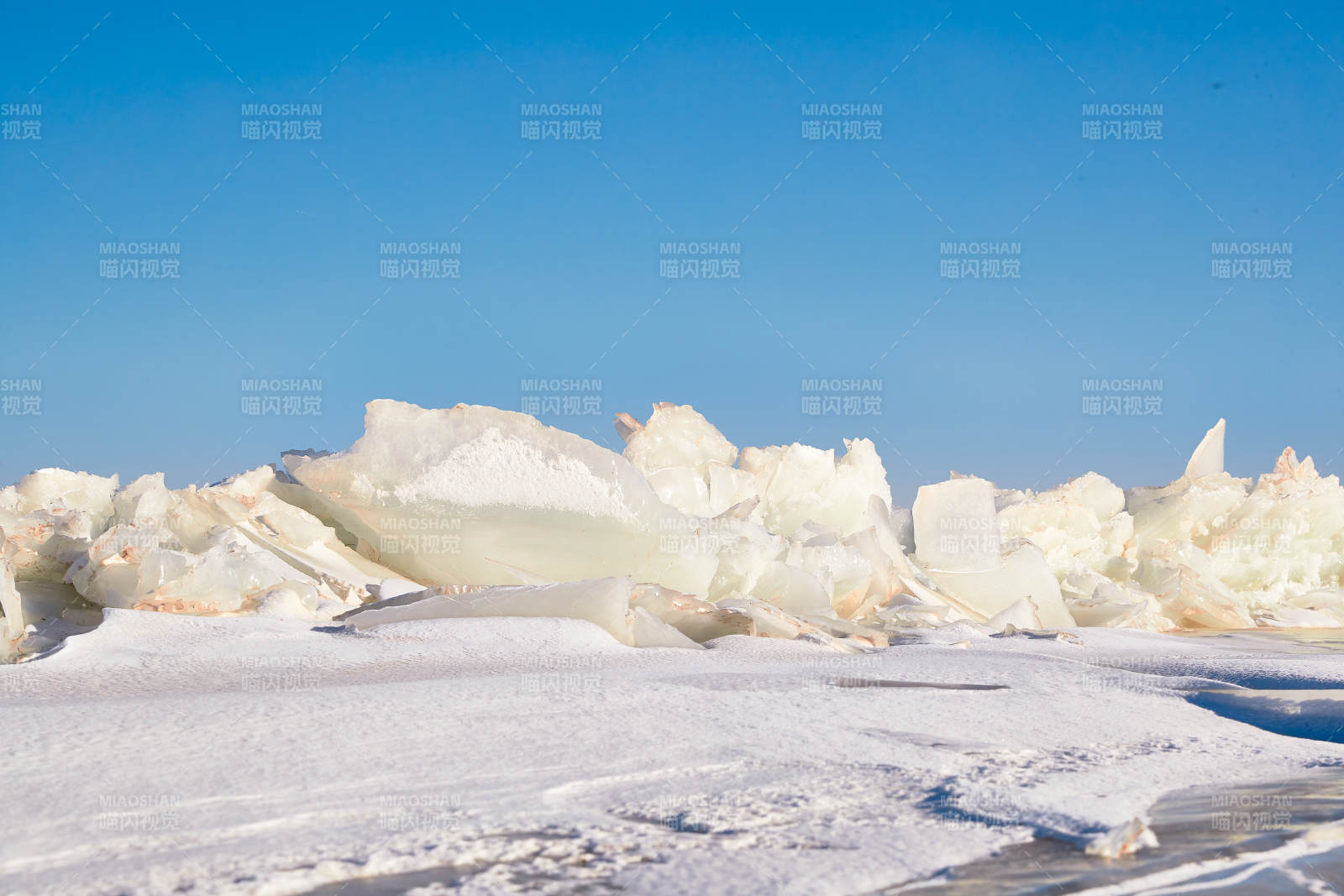 中国河北省张家口沽源县库伦淖冬季湖面冰裂景观图片