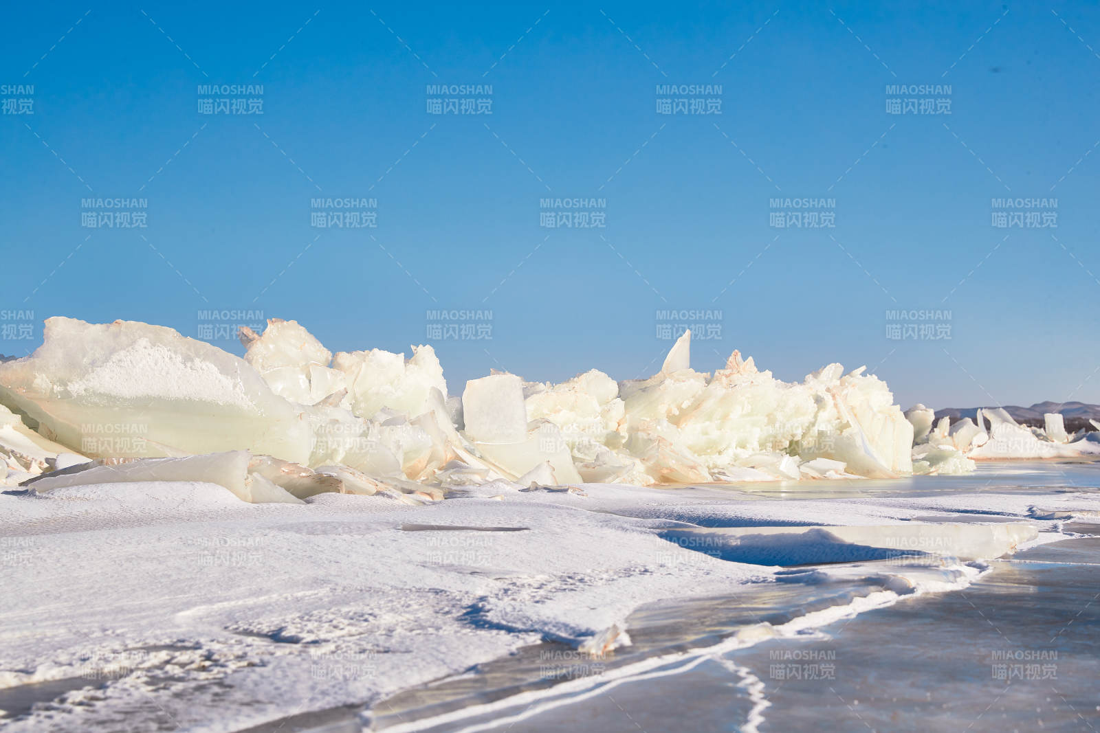 中国河北省张家口沽源县库伦淖冬季湖面冰裂景观图片