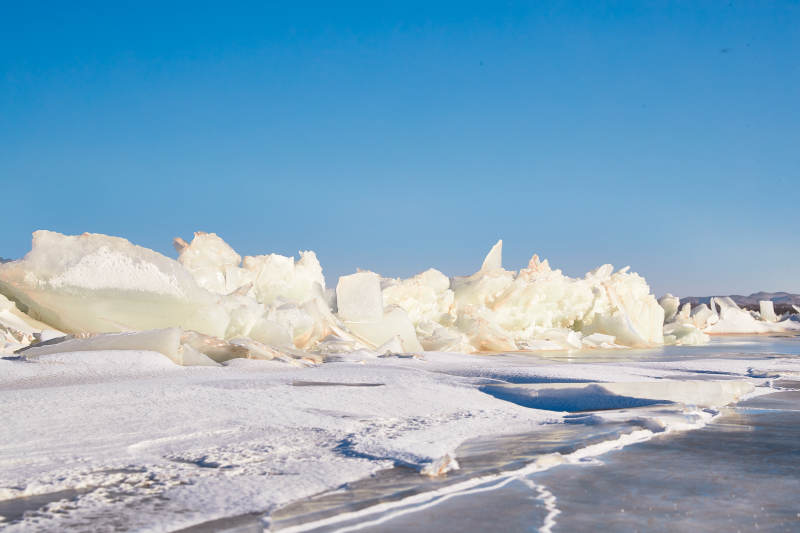 中国河北省张家口沽源县库伦淖冬季湖面冰裂景观图片