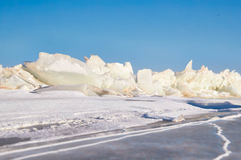 中国河北省张家口沽源县库伦淖冬季湖面冰裂景观图片