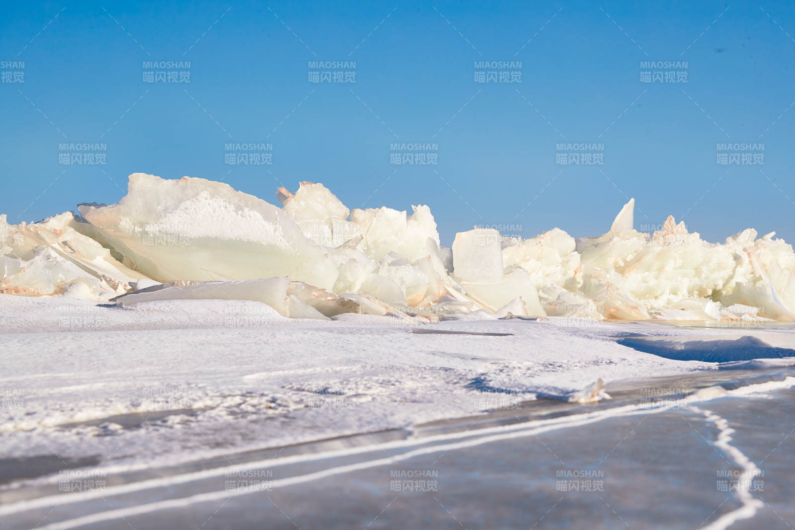 中国河北省张家口沽源县库伦淖冬季湖面冰裂景观图片