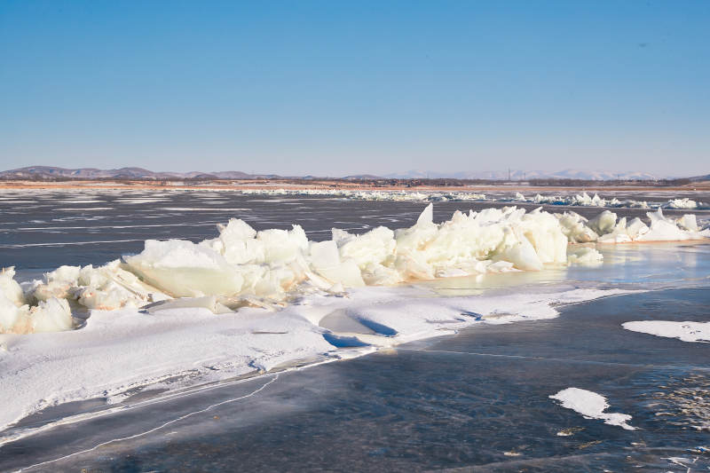 中国河北省张家口沽源县库伦淖冬季湖面冰裂景观图片