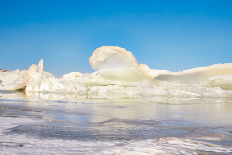 中国河北省张家口沽源县库伦淖冬季湖面冰裂景观图片