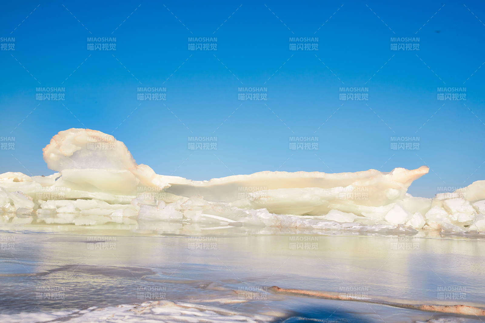 中国河北省张家口沽源县库伦淖冬季湖面冰裂景观图片