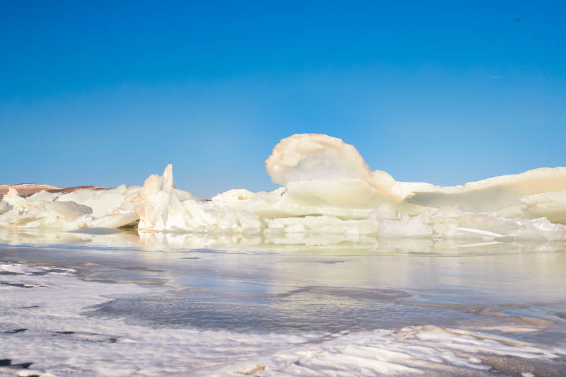 中国河北省张家口沽源县库伦淖冬季湖面冰裂景观图片