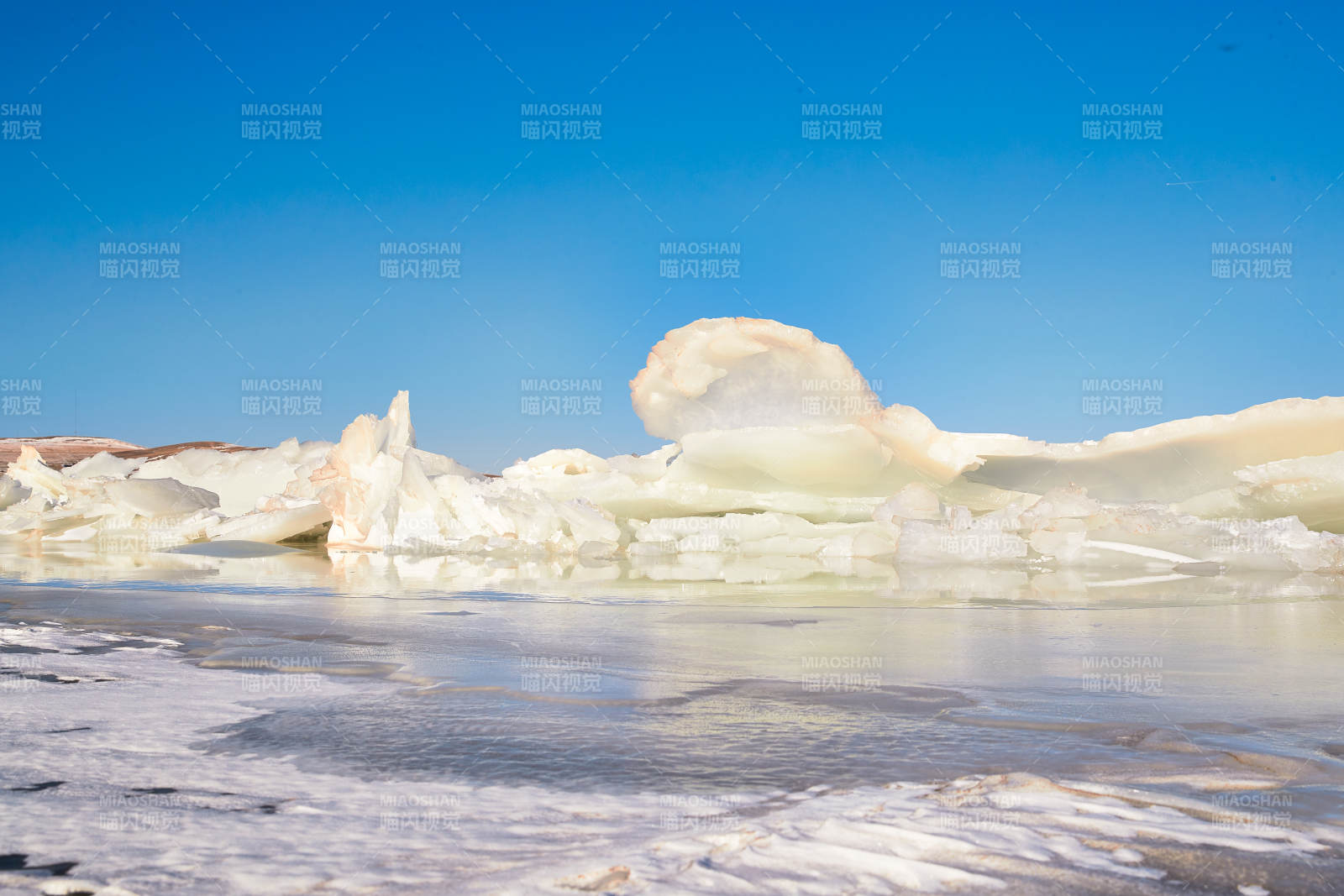 中国河北省张家口沽源县库伦淖冬季湖面冰裂景观图片