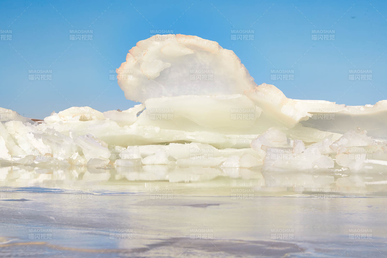 中国河北省张家口沽源县库伦淖冬季湖面冰裂景观图片