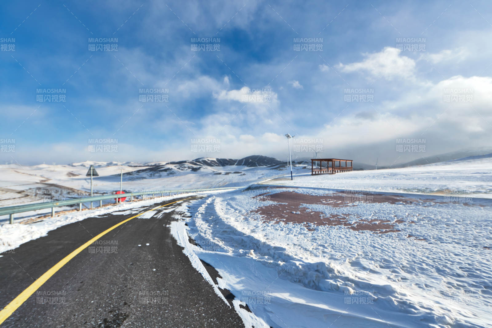中国河北省张家口地区冬季草原天路景色图片