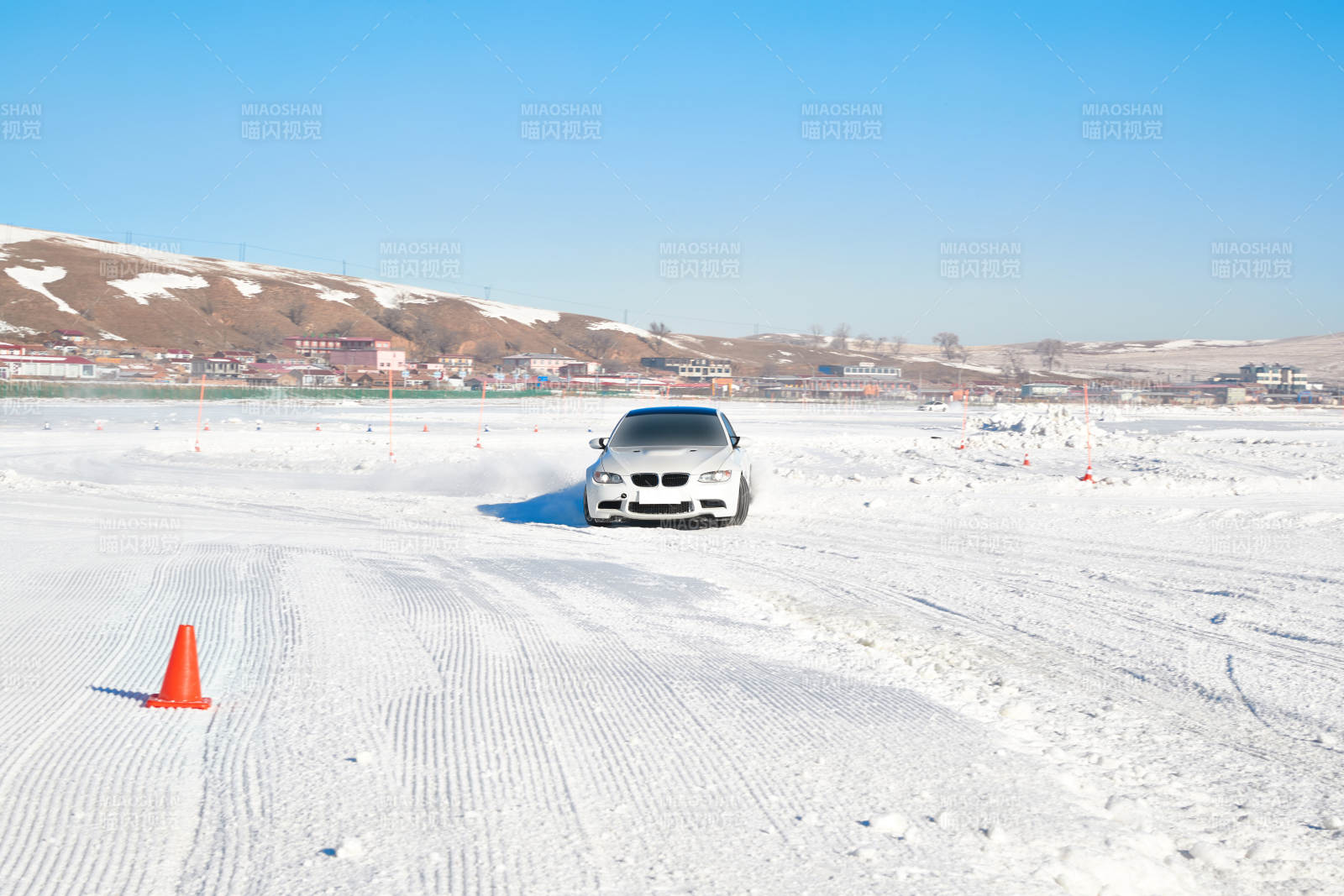 在冰冻的湖面进行的汽车冰上漂移赛图片