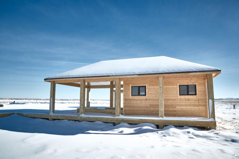 大雪过后的户外木屋图片