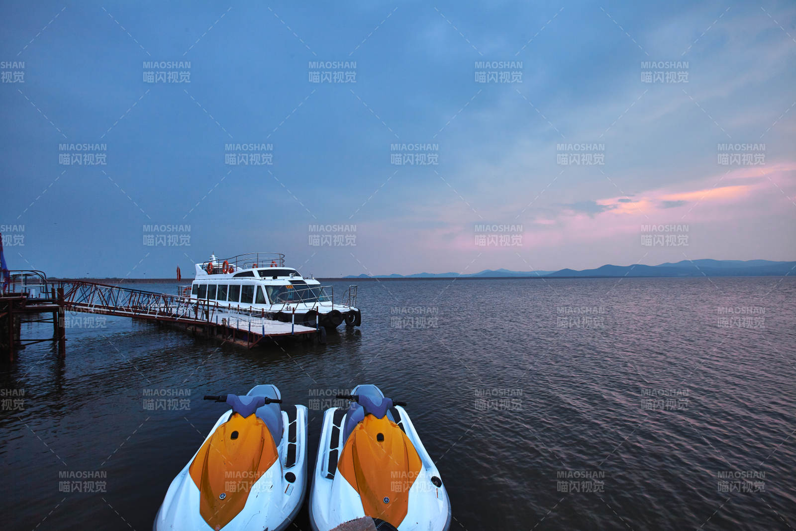 中国河北省张家口地区沽源县闪电湖景区夏天图片