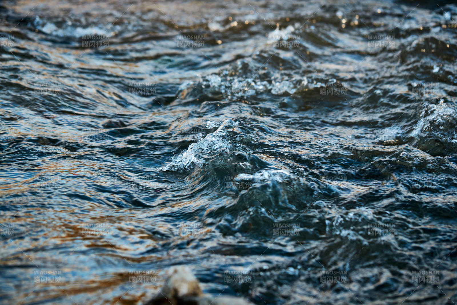 顺流而下的无名小河图片
