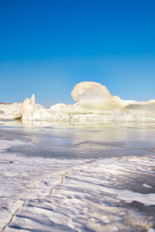 中国河北省张家口沽源县库伦淖冬季湖面冰裂景观图片
