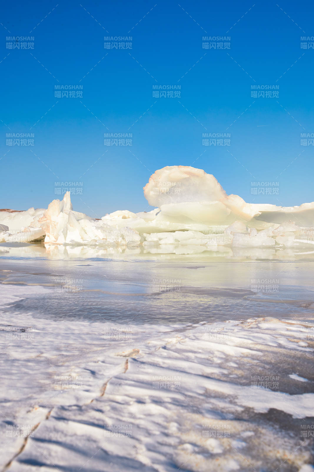 中国河北省张家口沽源县库伦淖冬季湖面冰裂景观图片