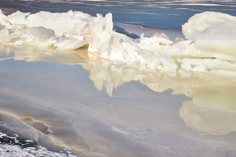 中国河北省张家口沽源县库伦淖冬季湖面冰裂景观图片