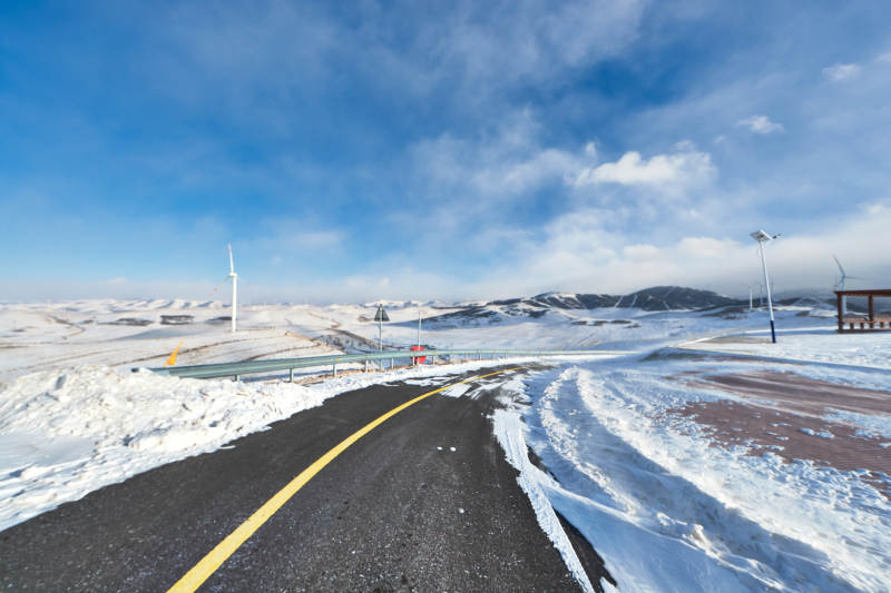 中国河北省张家口地区冬季草原天路景色图片