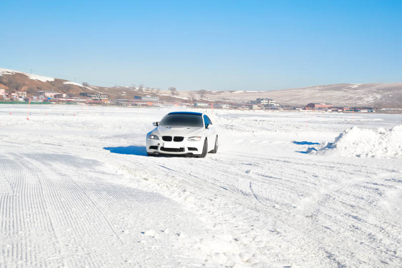 在冰冻的湖面进行的汽车冰上漂移赛图片