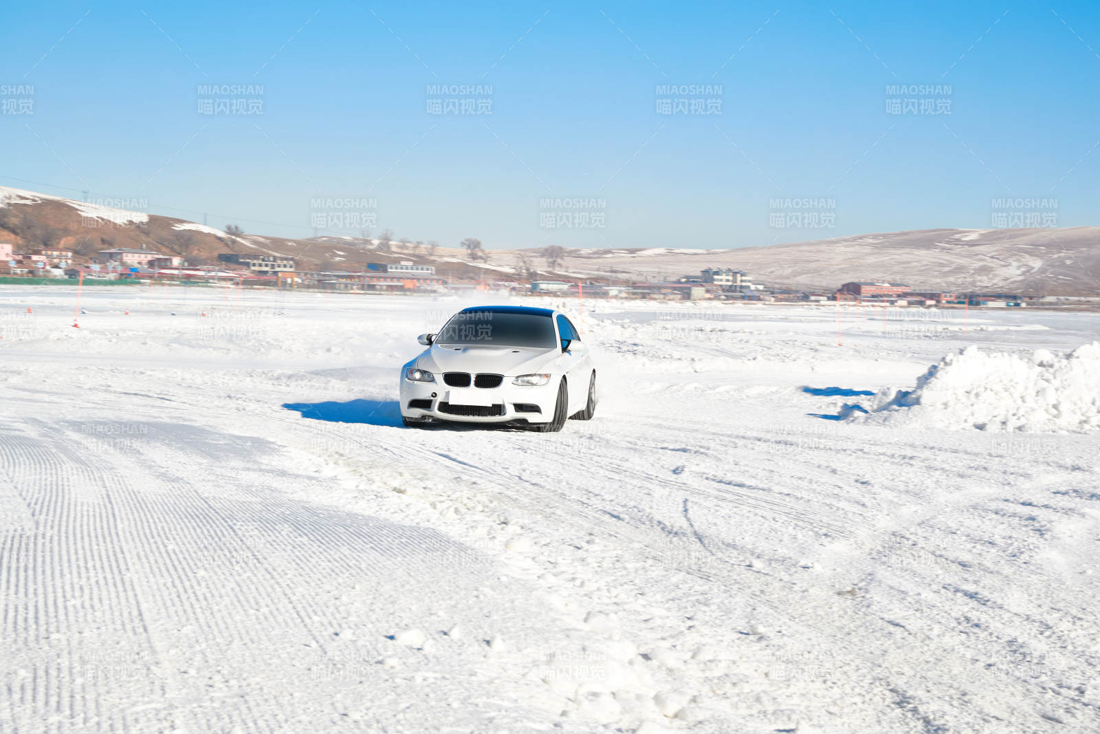 在冰冻的湖面进行的汽车冰上漂移赛图片