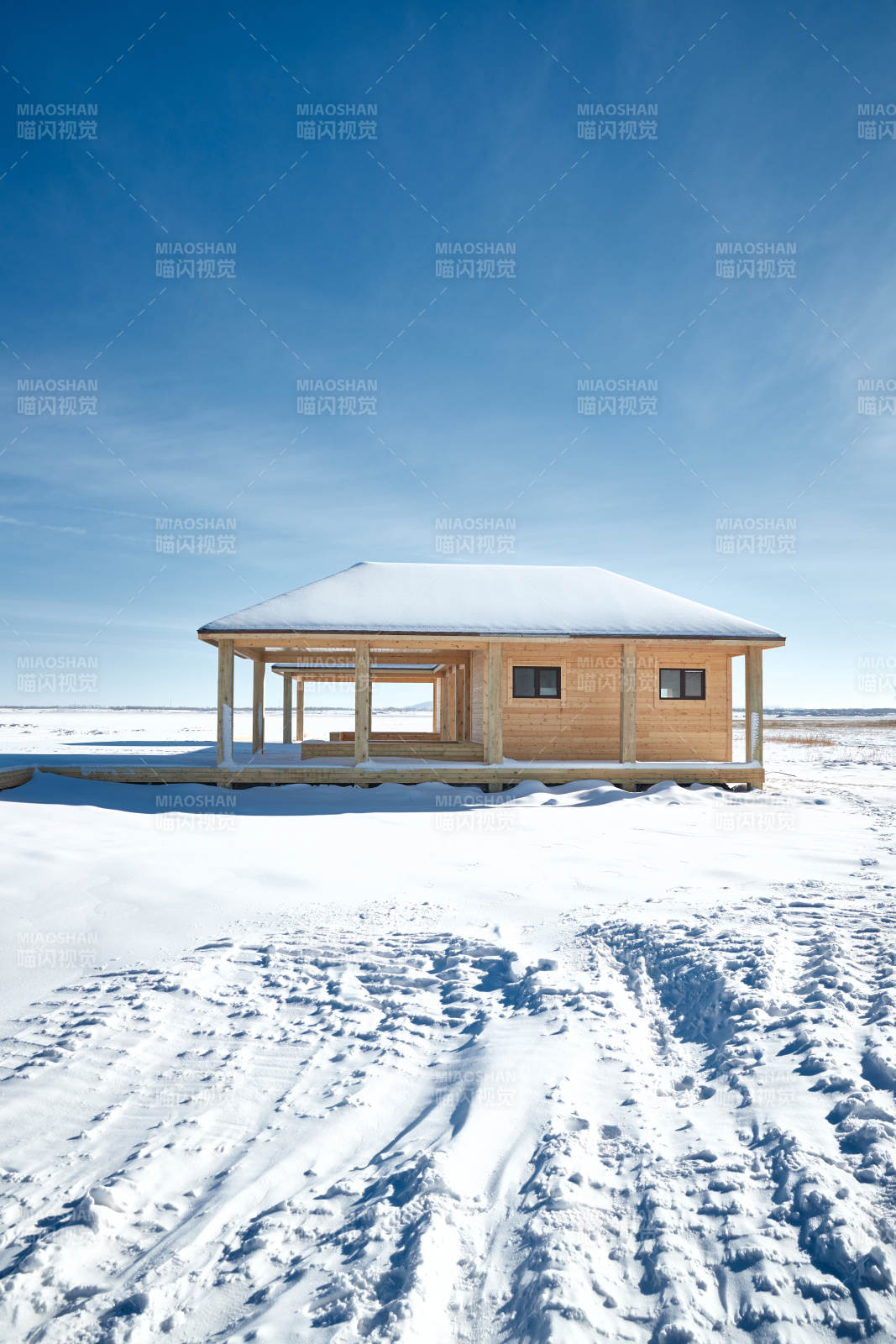 大雪过后的户外木屋图片