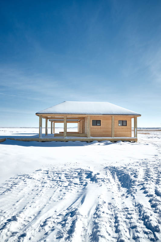 大雪过后的户外木屋图片