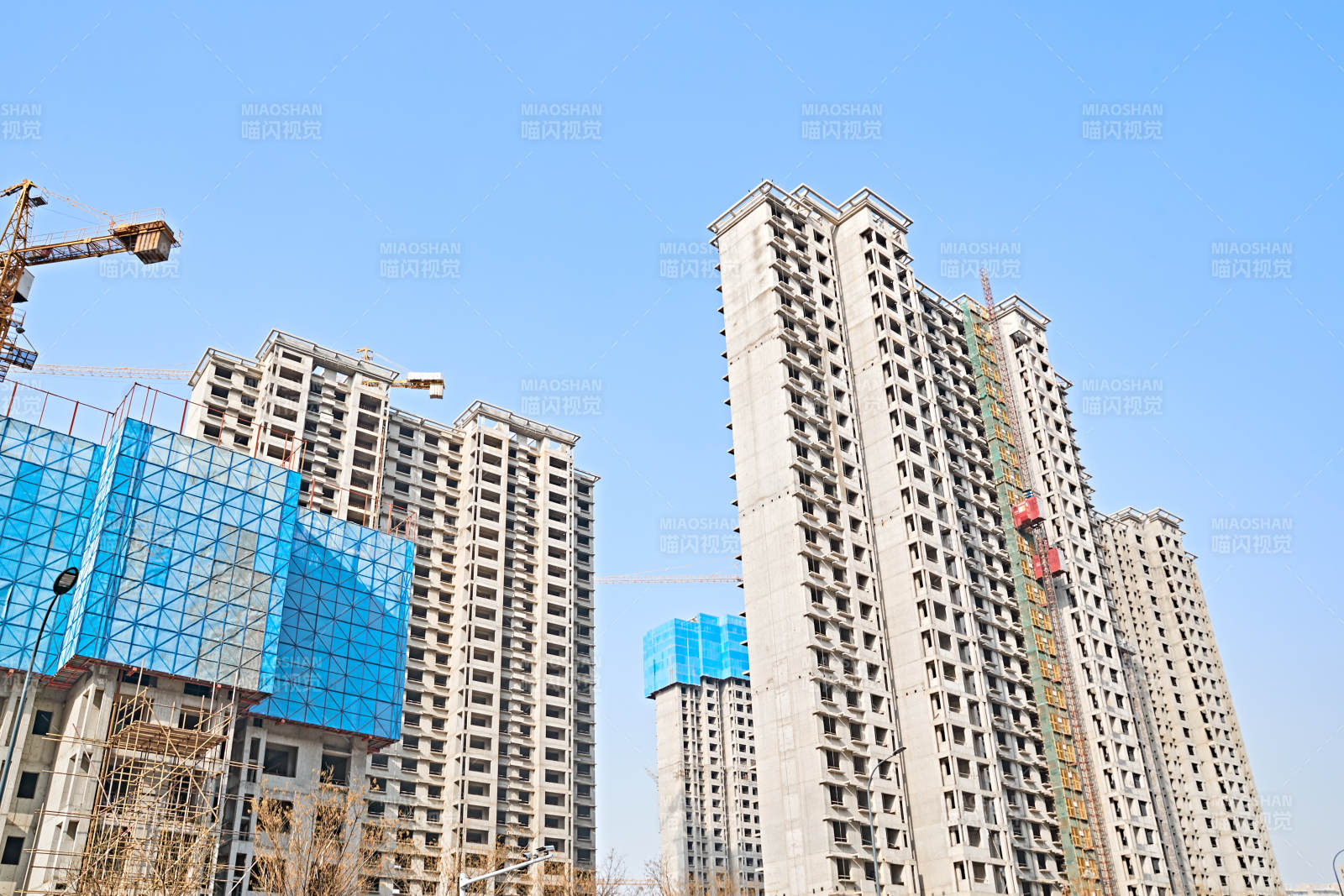 仰视现代建筑办公楼和局部景观图片