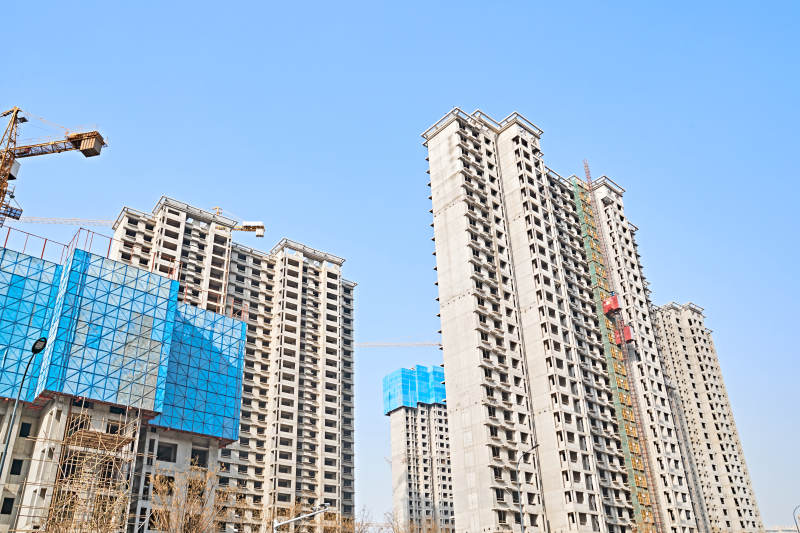 仰视现代建筑办公楼和局部景观图片