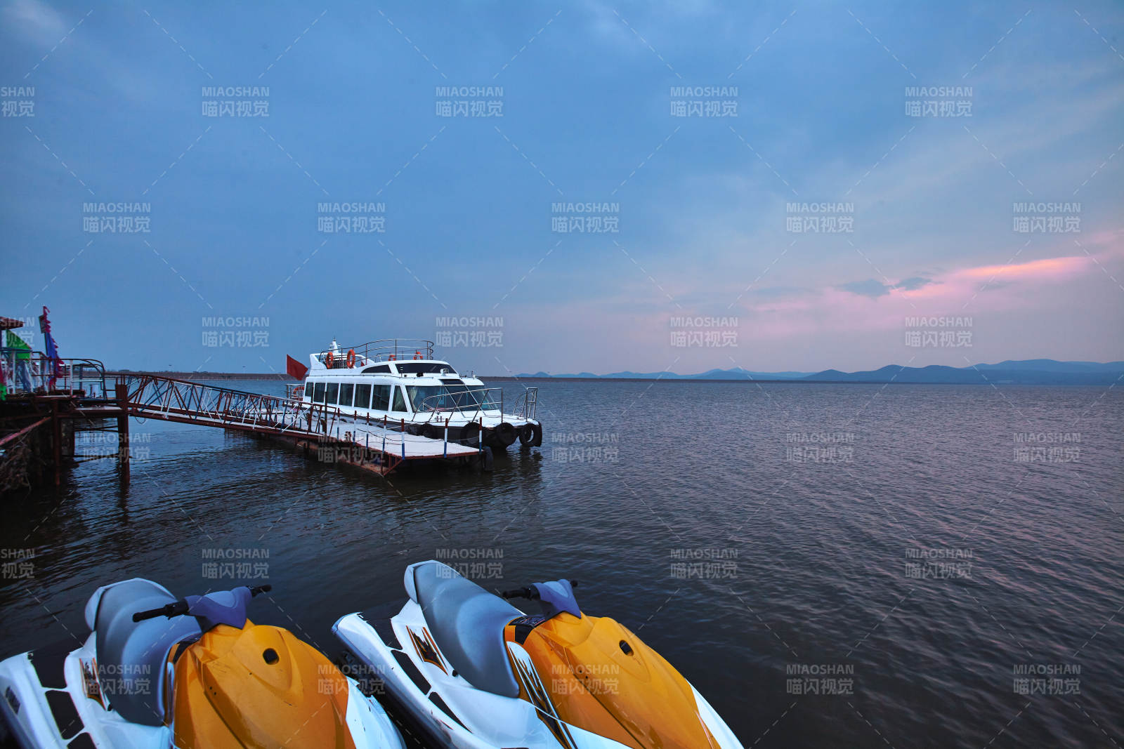 中国河北省张家口地区沽源县闪电湖景区夏天图片