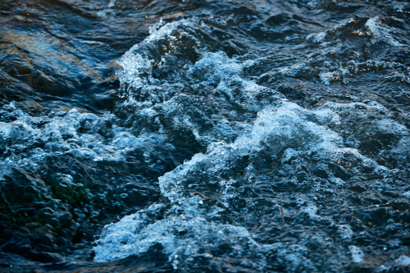 顺流而下的无名小河图片