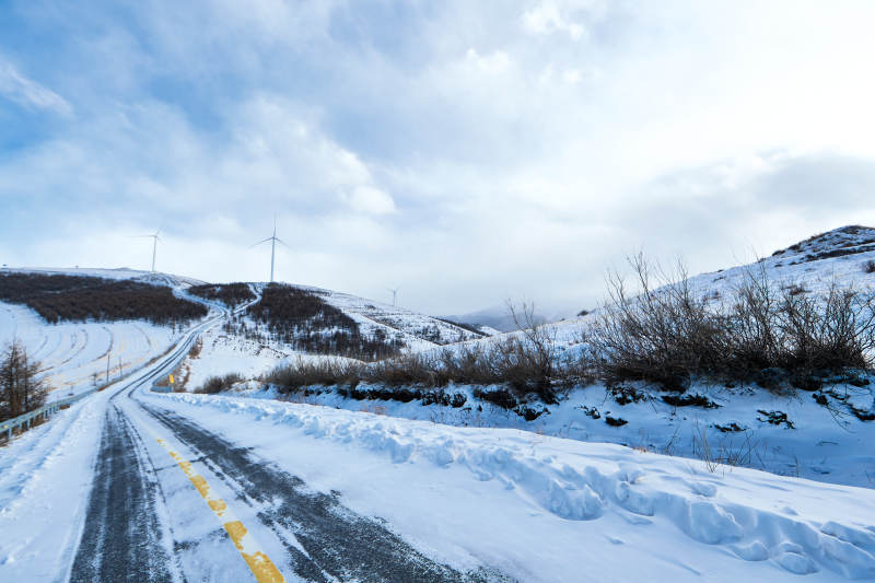 中国河北省张家口地区冬季草原天路景色图片
