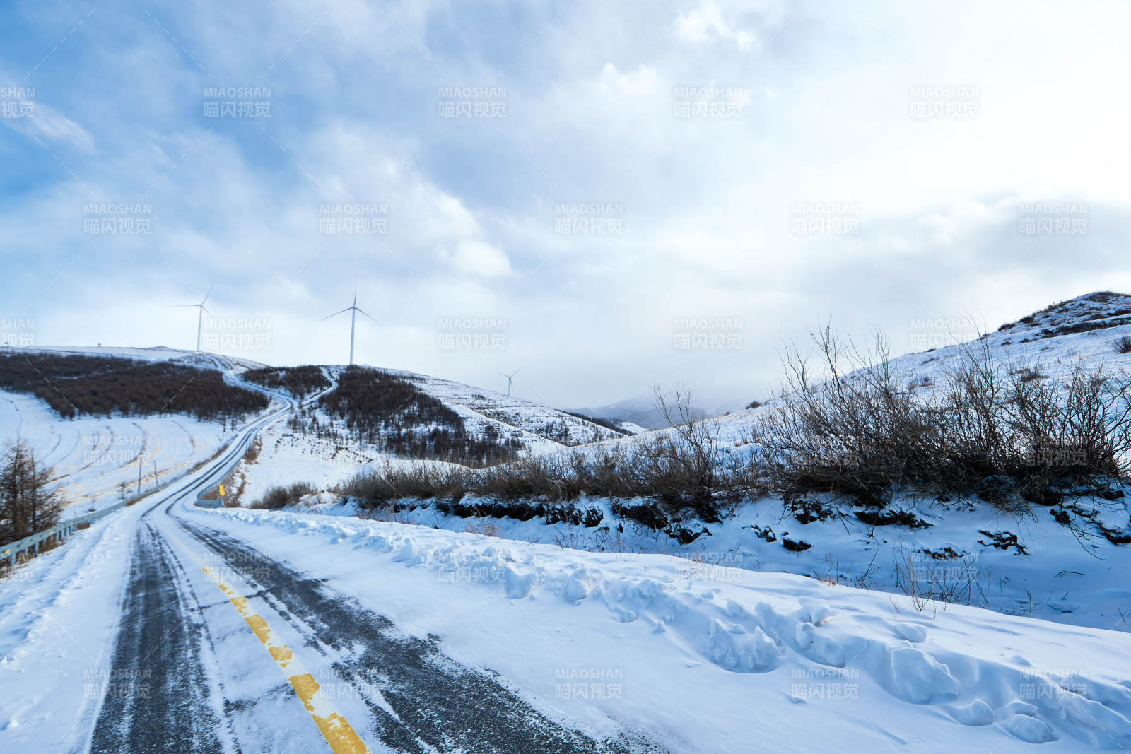 中国河北省张家口地区冬季草原天路景色图片