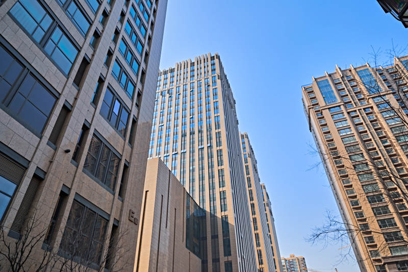 仰视现代建筑办公楼和局部景观图片