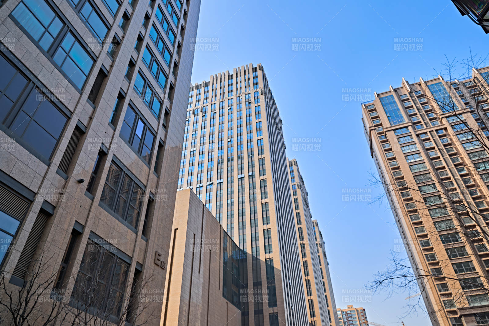 仰视现代建筑办公楼和局部景观图片