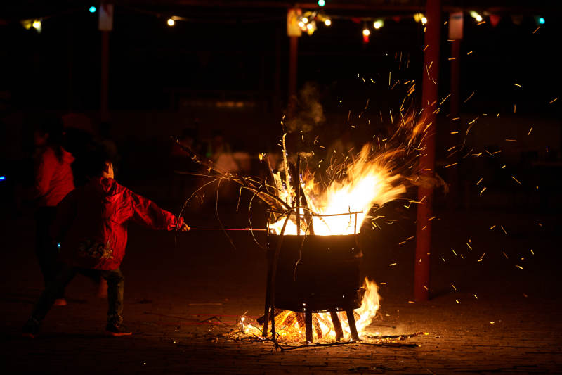 熊熊烈焰燃烧的炙热篝火图片