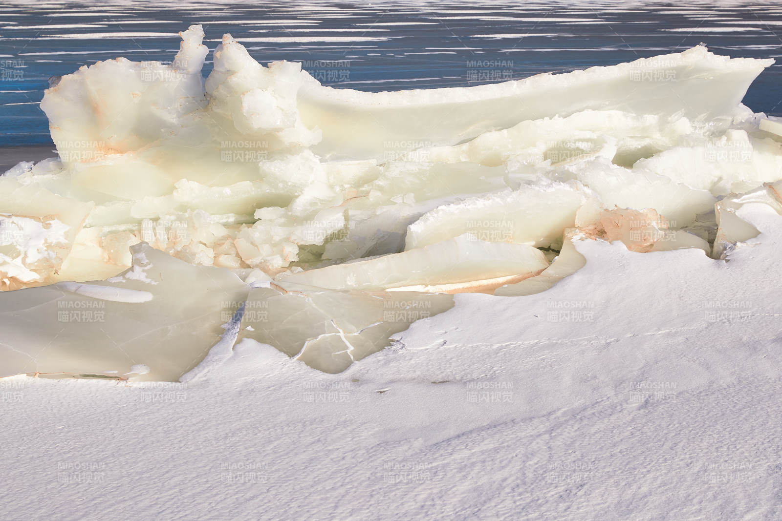 中国河北省张家口沽源县库伦淖冬季湖面冰裂景观图片