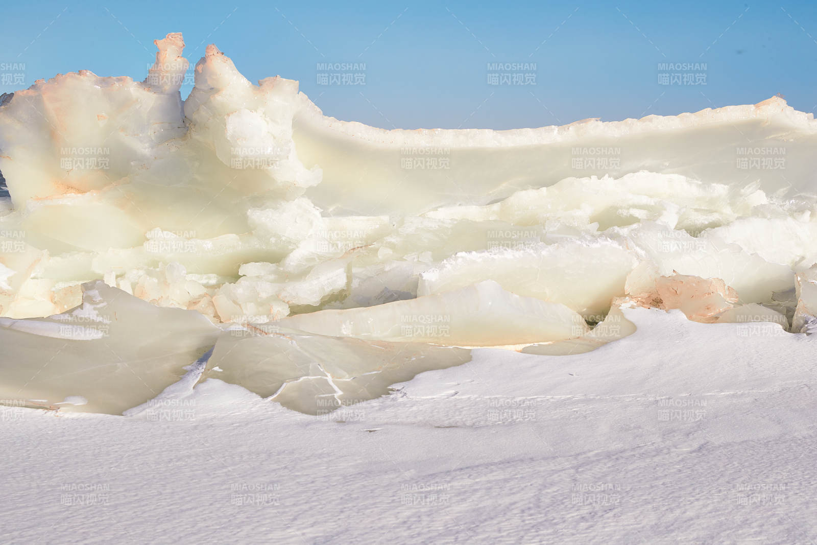 中国河北省张家口沽源县库伦淖冬季湖面冰裂景观图片