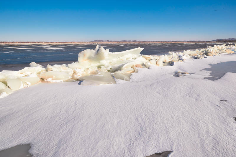 中国河北省张家口沽源县库伦淖冬季湖面冰裂景观图片