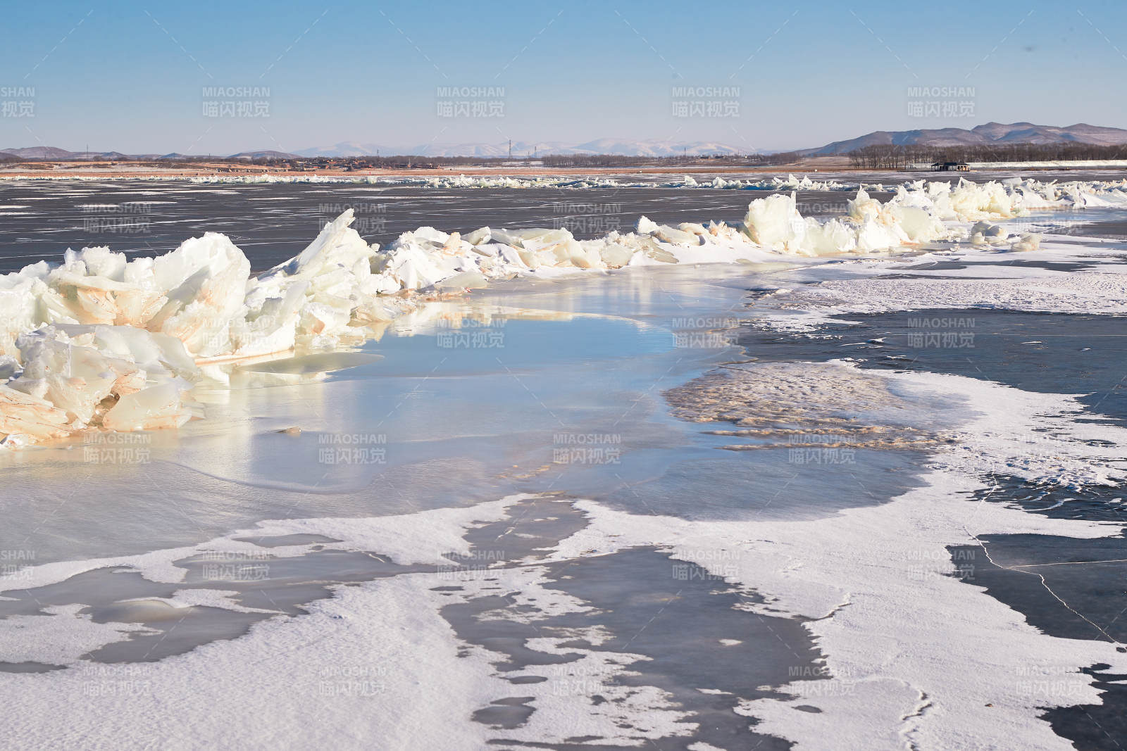 中国河北省张家口沽源县库伦淖冬季湖面冰裂景观图片