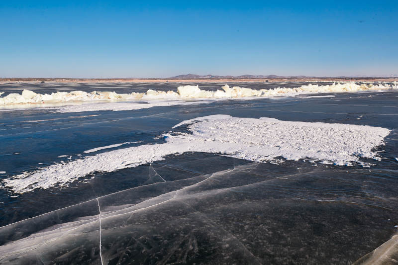 中国河北省张家口沽源县库伦淖冬季湖面冰裂景观图片