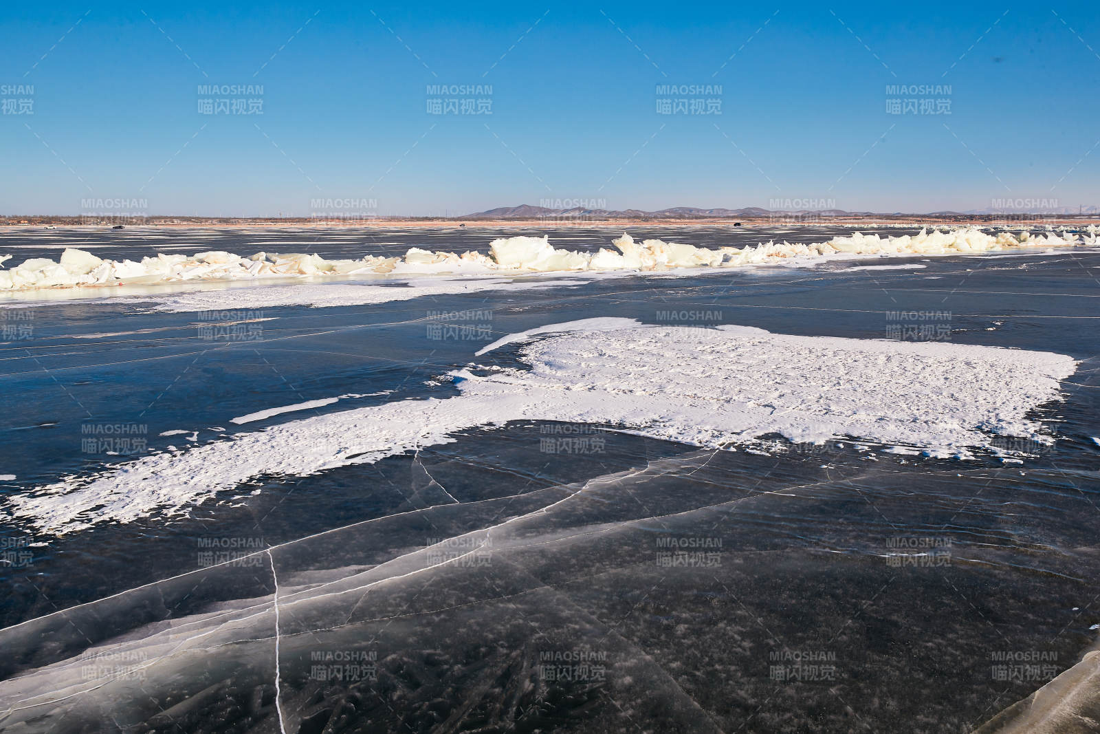 中国河北省张家口沽源县库伦淖冬季湖面冰裂景观图片