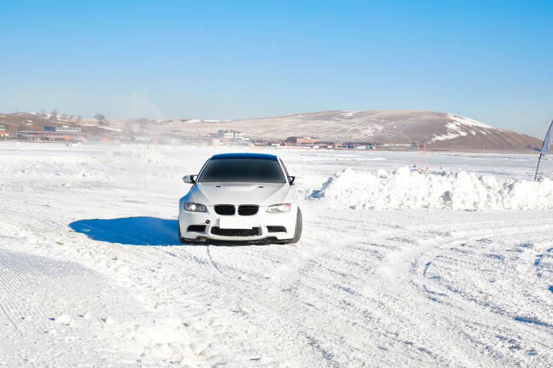 在冰冻的湖面进行的汽车冰上漂移赛图片