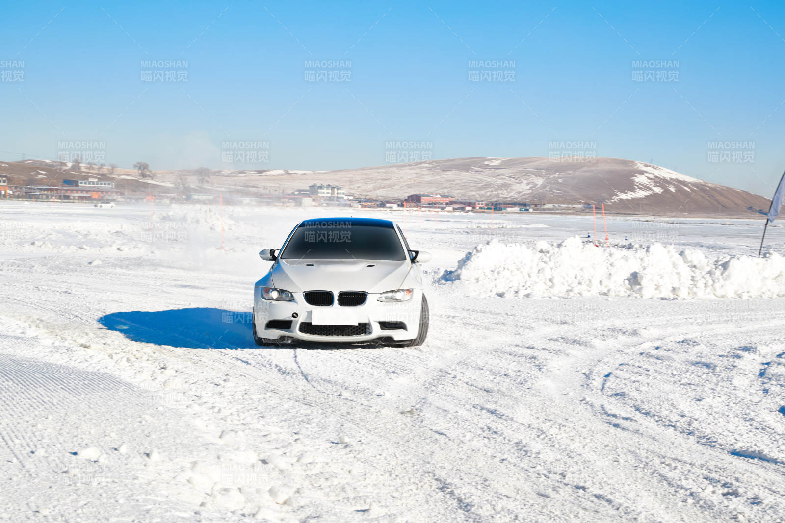 在冰冻的湖面进行的汽车冰上漂移赛图片