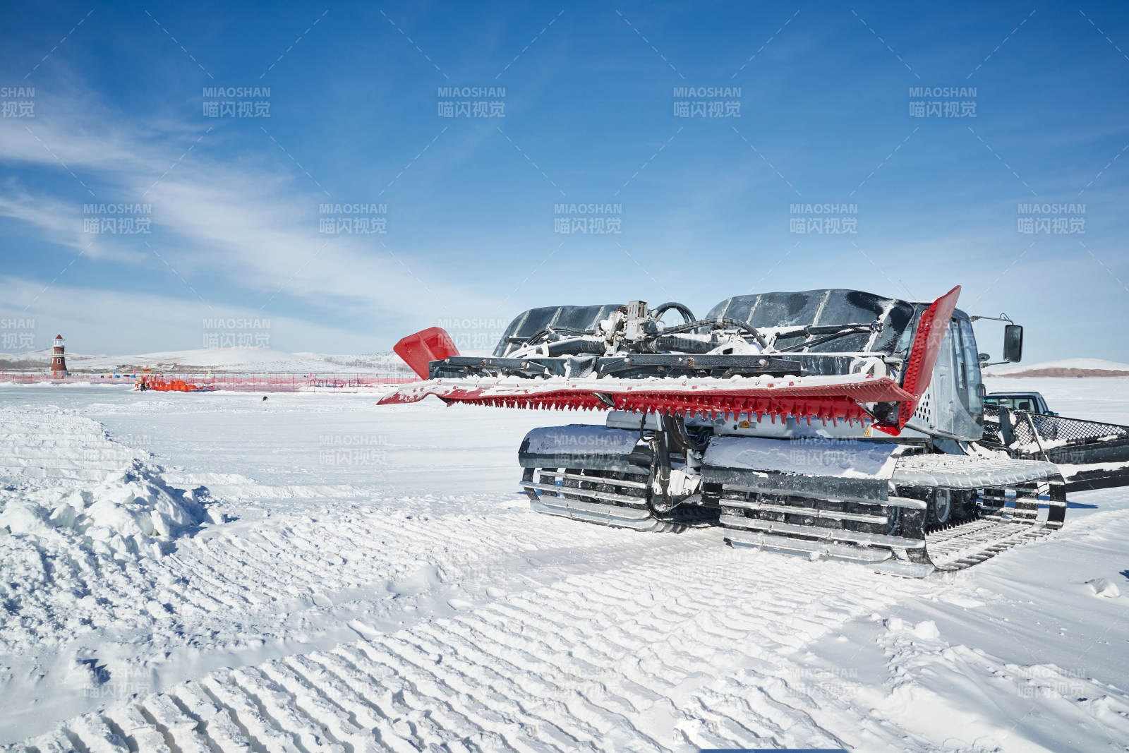 正在滑雪场工作的压雪车图片