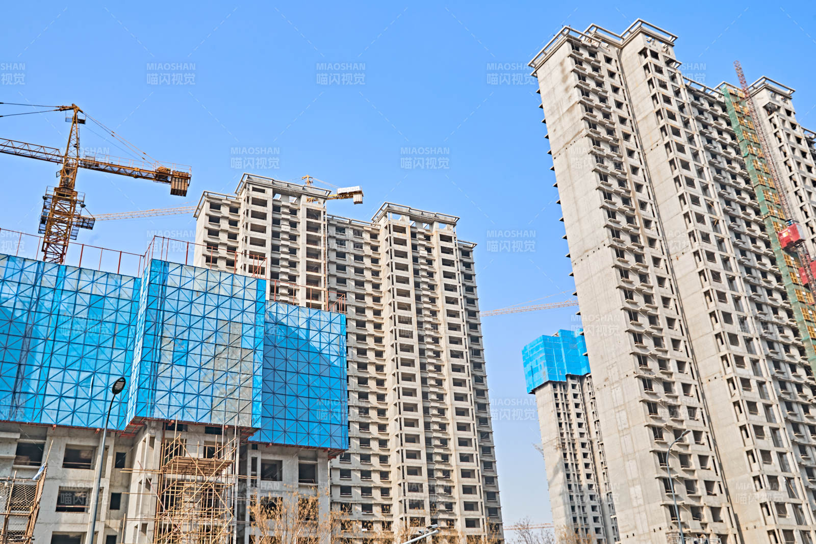 仰视现代建筑办公楼和局部景观图片