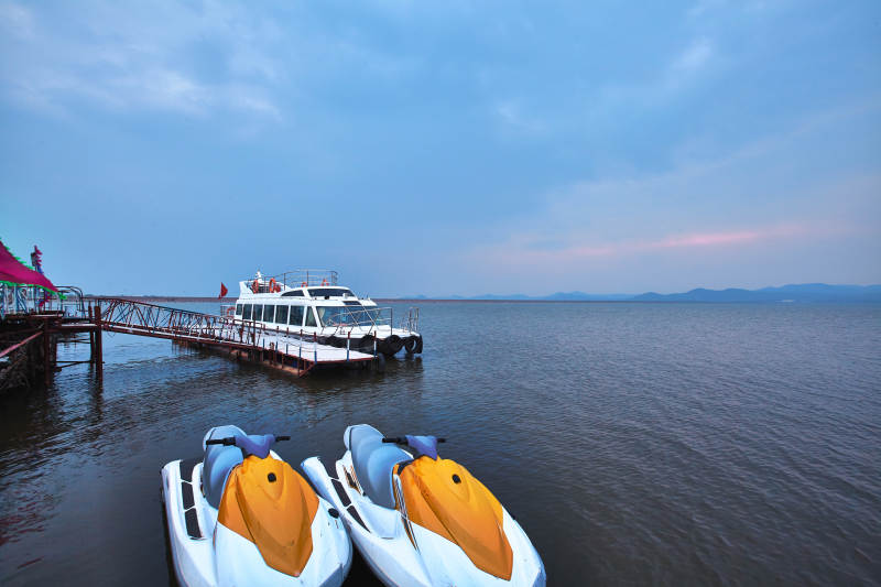 中国河北省张家口地区沽源县闪电湖景区夏天图片