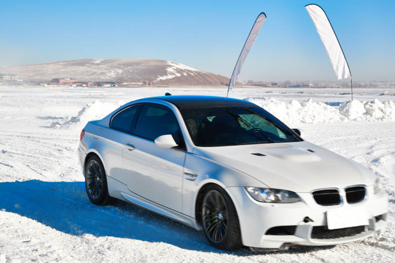 在冰冻的湖面进行的汽车冰上漂移赛图片