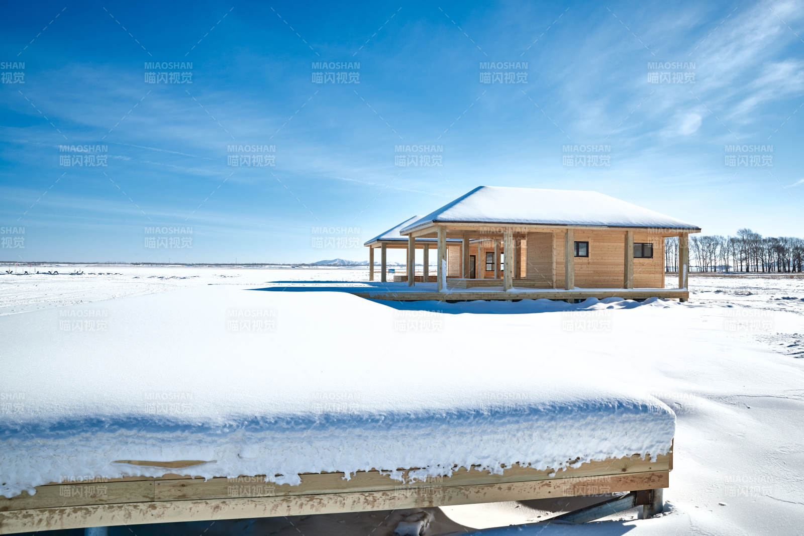 大雪过后的户外木屋图片