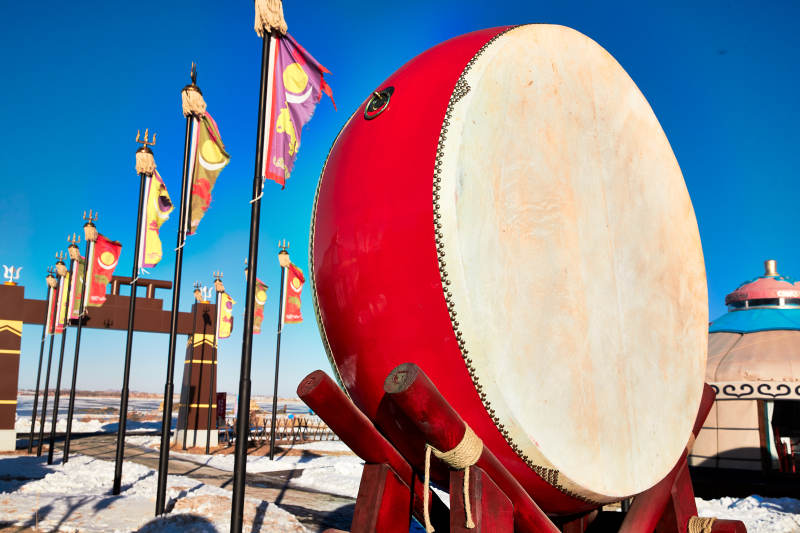 广场上的中国鼓图片